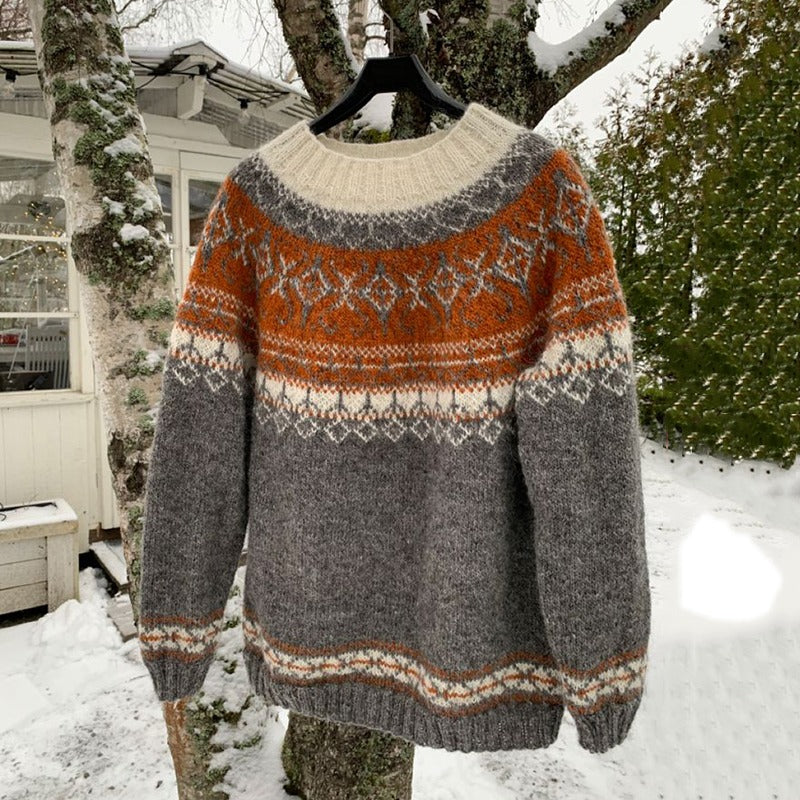 Clara – Grå nordisk sweater med varme detaljer
